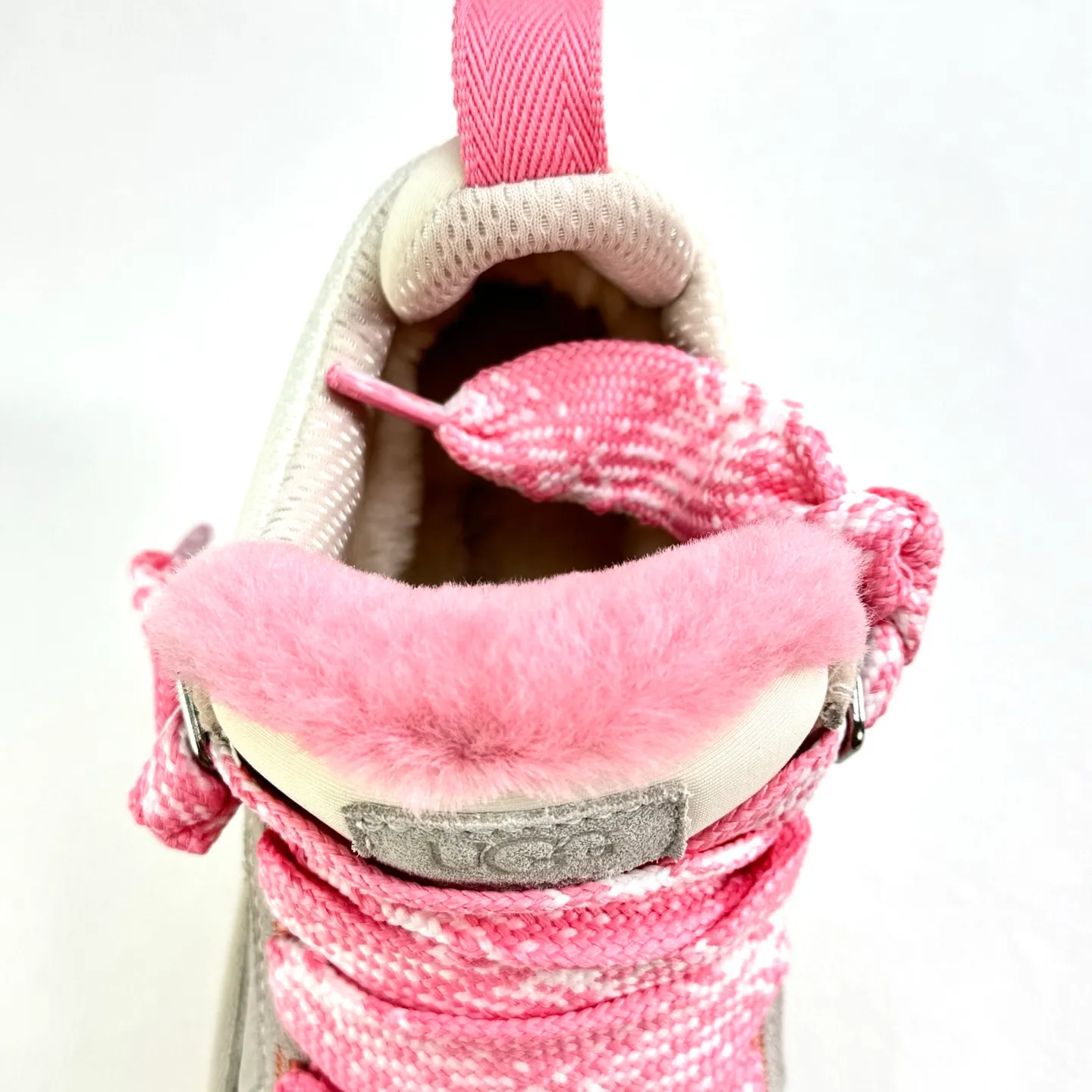 Local 💰600 supports stocking. Platform operation #UGG｜Low top 4032 Mel casual shoes, upper design, recycled ballistic canvas mesh, high-quality suede upper, two-color flat shoelaces. The inner material of the shoe is made of Longfeng sheep fur. The fur lining keeps warm and locks in temperature. The sole material is comfortable Treadlite by #UGG #EVA. Light wing outsole. Size: 35 36 37 38 39 40